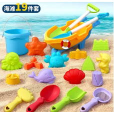 Пісочний набір W 218-45 (30/2) розмір тачки - 27х13х11 см, висота відра - 9 см,  граблі, сито, 4 лопатки, 11 формочок, в сітці 