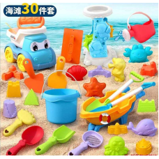 Пісочний набір W 218-47 (36/2) розмір тачки - 27х13х11 см, розмір самоскида - 16.5х11х13 см, висота відра - 9 см, граблі, лопатки, сито, лійка, млин, валик, шпателі, 15 формочок, в сітці 