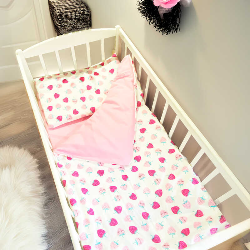 гр Постільний комплект “Полуничка“ 89608 (1) тканина ФЛАНЕЛЬ, розмір 120*90 см, “Bimbo“ гр Постільний комплект “Полуничка“ 89608 (1) тканина ФЛАНЕЛЬ, розмір 120*90 см, “Bimbo“